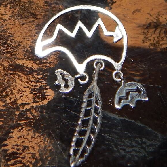 Vintage Native Folk Lore Tribal Bear & Feather Earrings - Picture 7 of 10